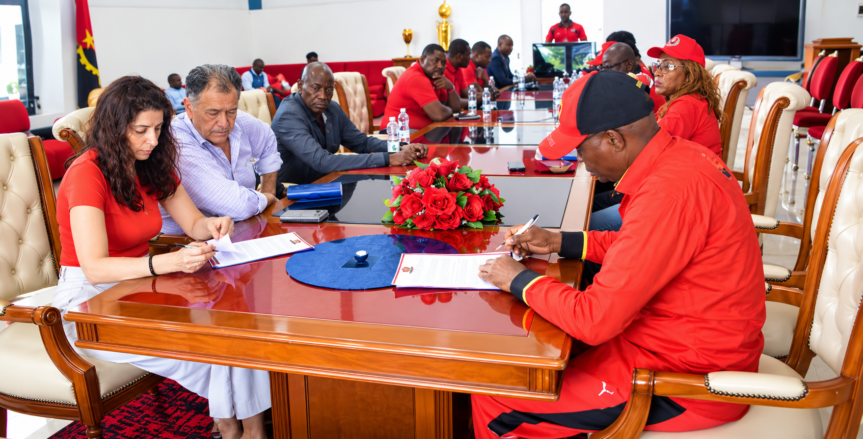 Membros da UEA-PRODEM-ANGOLA e parceiros a assinar um acordo numa reunião